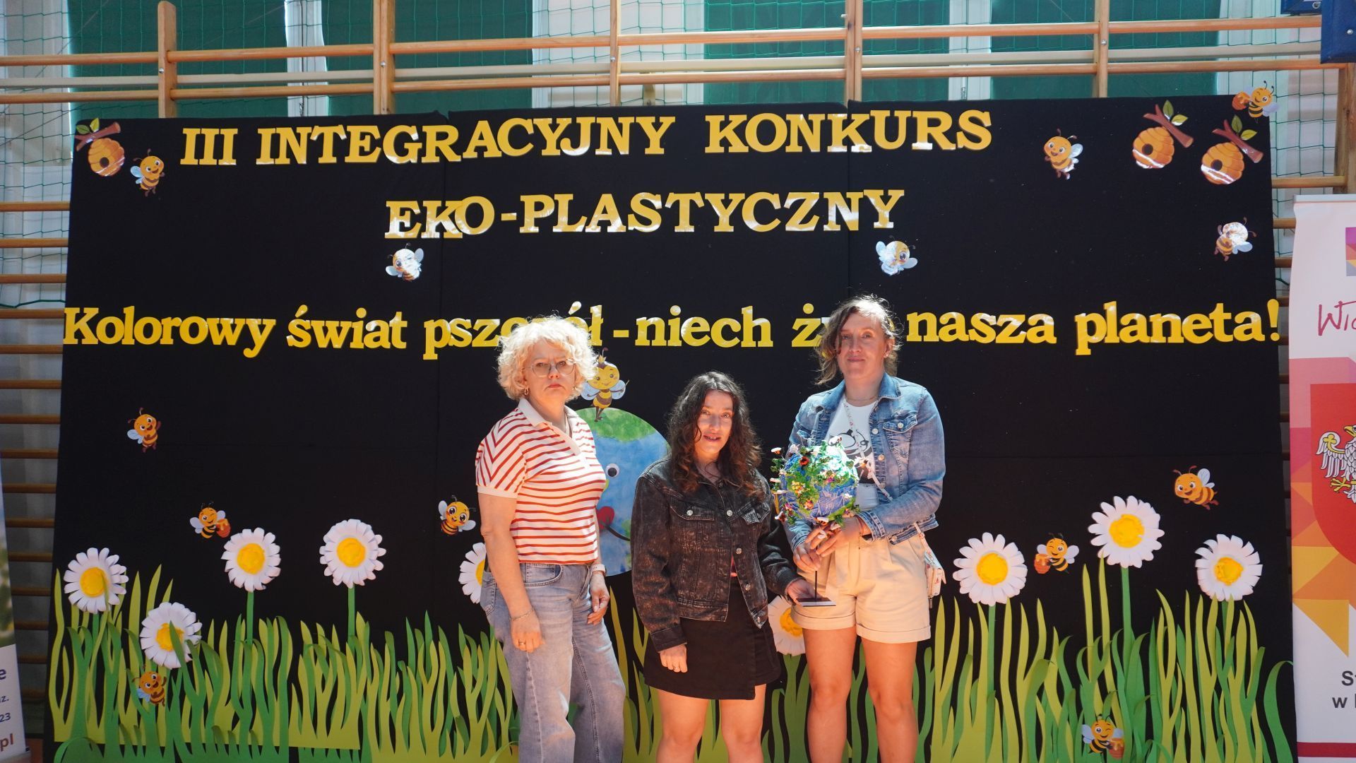 Uczestniczki naszego Domu Justyna K. i Agnieszka W. wraz z panią Iwoną Lis, podczas podsumowania Integracyjnego Konkursu Eko-Plastycznego ''Kolorowy świat pszczół- niech żyje nasza planeta''.