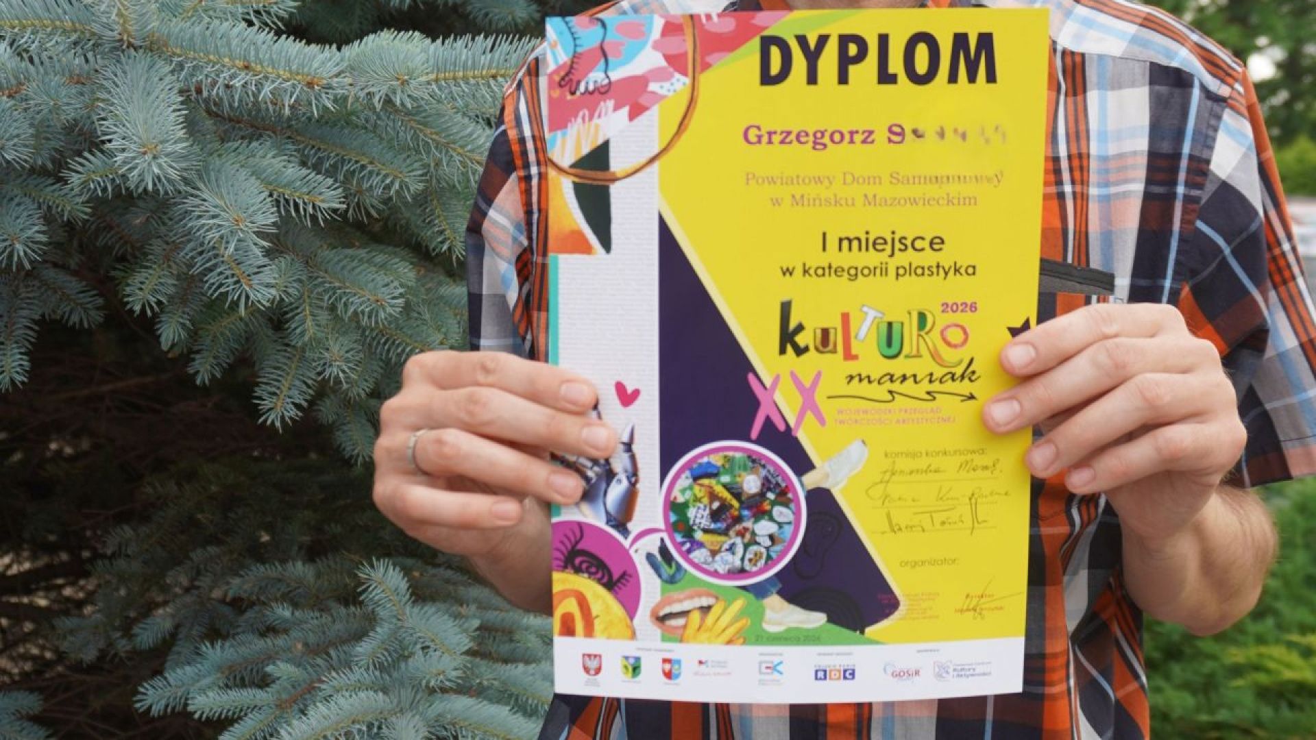 Uczestnik naszego Domu Grzegorz S. z dyplomem, za zajęcie I miejsce w przeglądzie artystycznym Kulturomaniak 2026 w kategorii plastyka.
