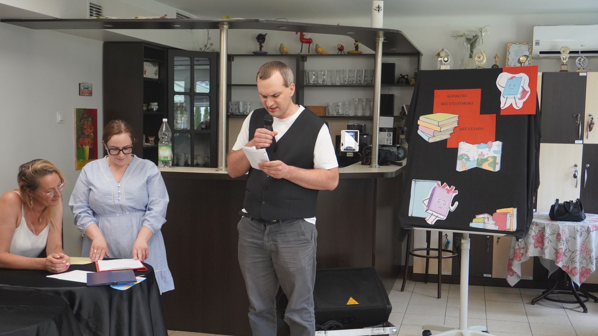 Uczestnik naszego Domu Konrad występuje podczas Konkursu Recytatorskiego ''Recyliada''.