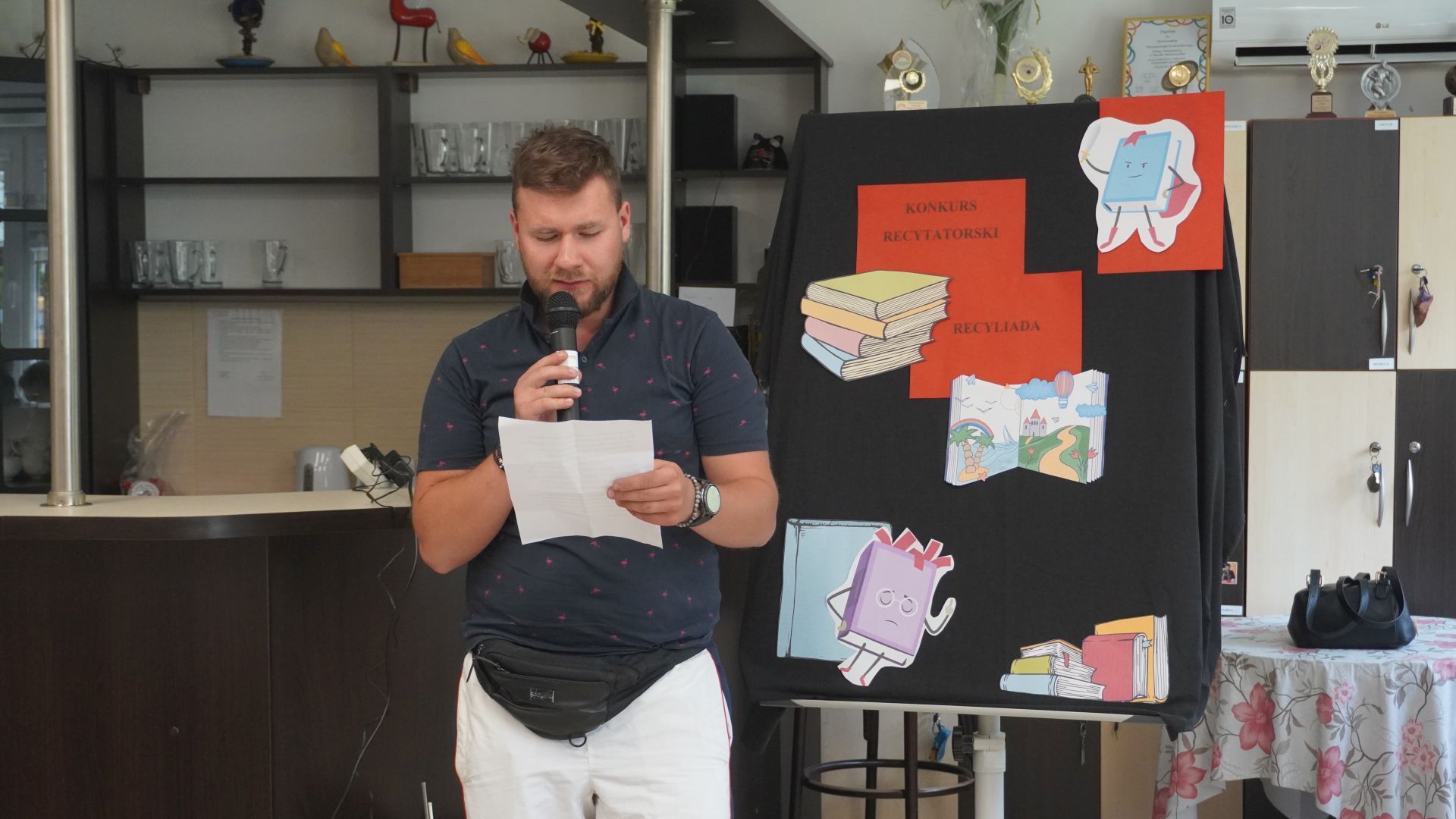 Uczestnik naszego Domu Bartłomiej występuje podczas Konkursu Recytatorskiego ''Recyliada''.