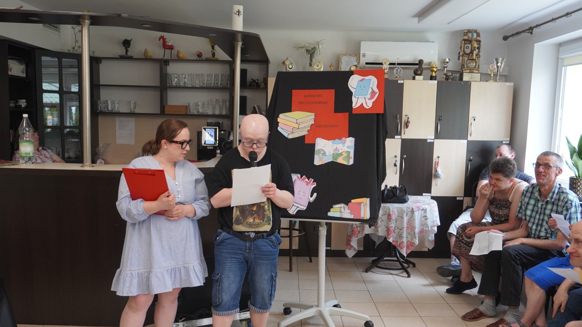 Uczestnik naszego Domu Mateusz występuje podczas Konkursu Recytatorskiego ''Recyliada''.