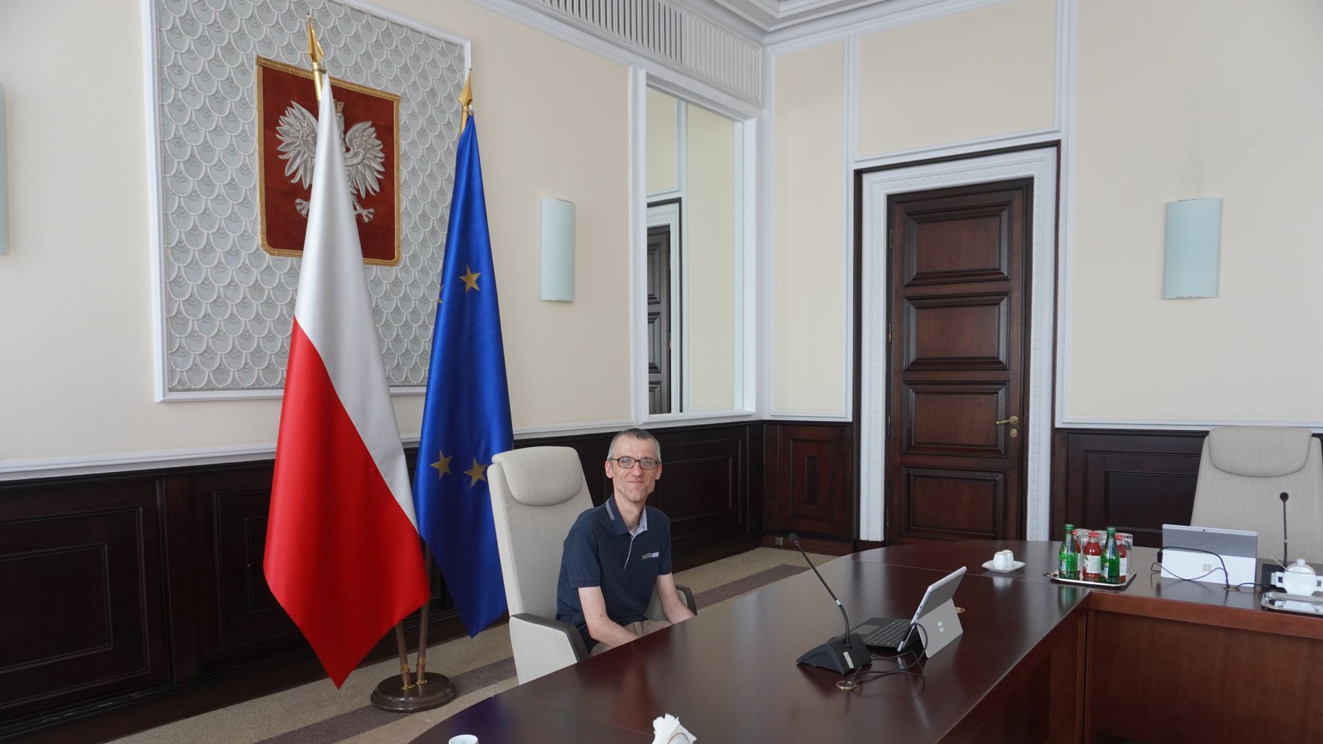 Uczestnik naszego Domu Grzegorz siedzi w fotelu premiera podczas zwiedzania Kancelarii Prezesa Rady Ministrów.
