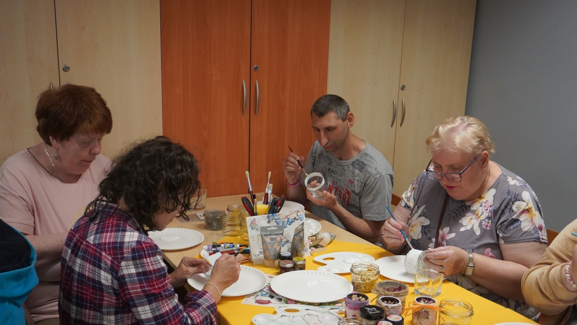 Uczestnicy naszego Domu wraz z mieszkankami DPS św. Józefa w Mieni podczas warsztatów tworzenia świec w ramach projektu ''Jesteśmy dla innych''.