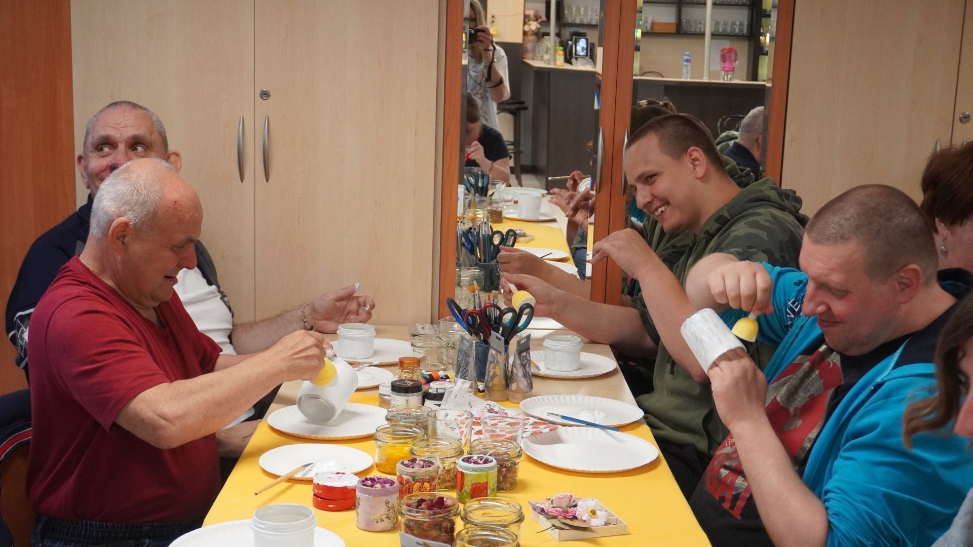 Mieszkańcy DPS ''Jedlina'' w Mieni podczas warsztatów tworzenia świec w ramach projektu ''Jesteśmy dla innych''.