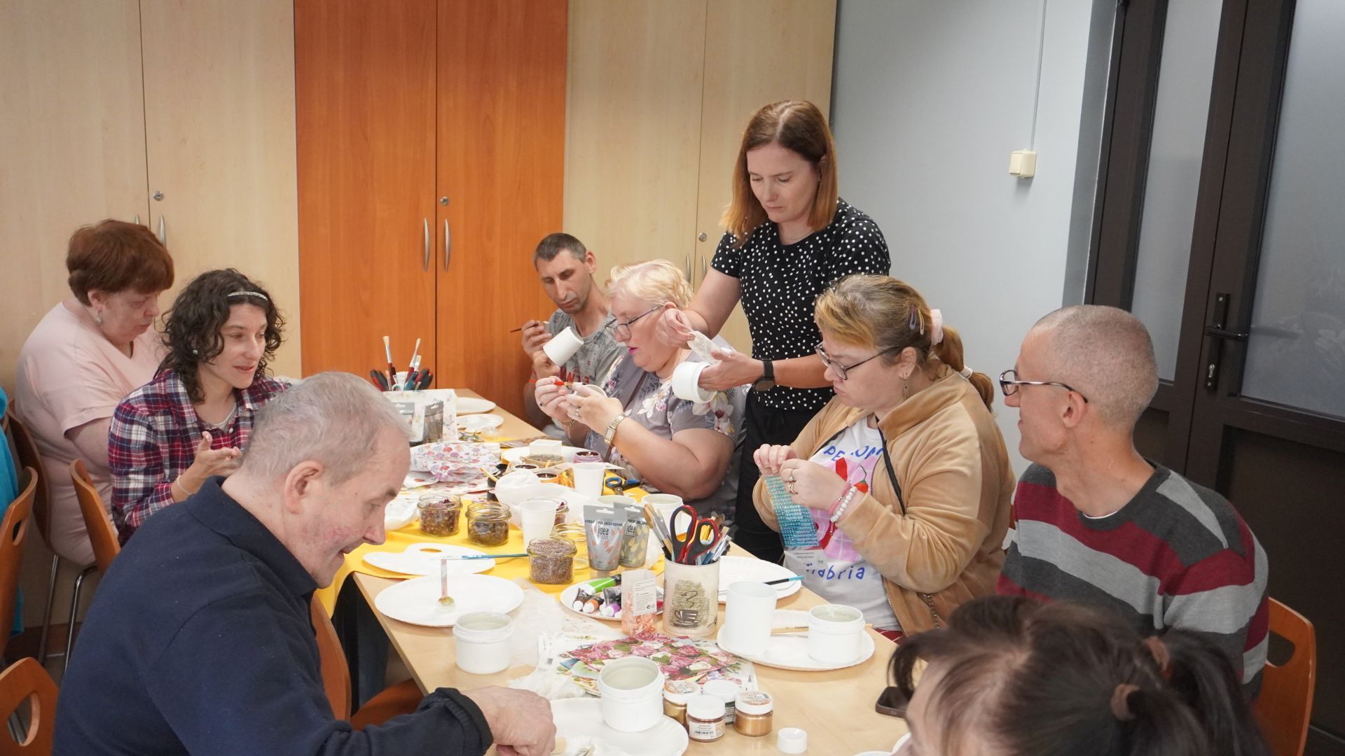 Uczestnicy naszego Domu wraz z mieszkańcami DPS św. Józefa w Mieni podczas warsztatów tworzenia świec w ramach projektu ''Jesteśmy dla innych''.