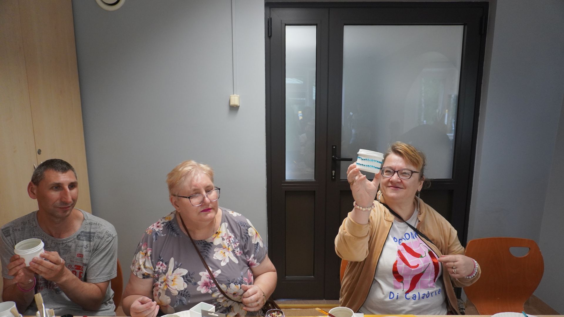 Uczestnik naszego Domu wraz z mieszkankami DPS św. Józefa podczas warsztatów tworzenia świec w ramach projektu ''Jesteśmy dla innych''.