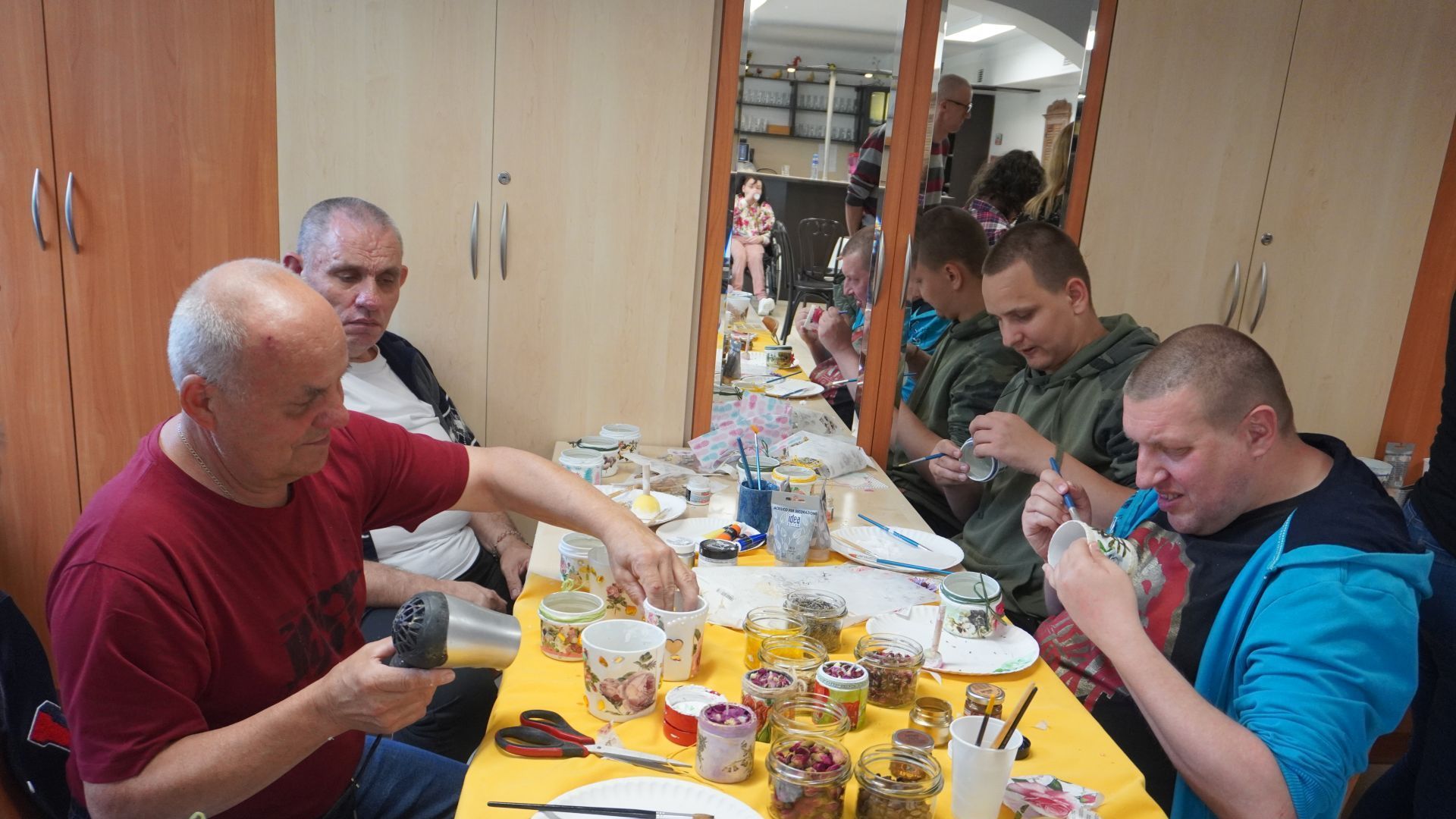 Mieszkańcy DPS ''Jedlina'' w Mieni podczas warsztatów tworzenia świec w ramach projektu ''Jesteśmy dla innych''.