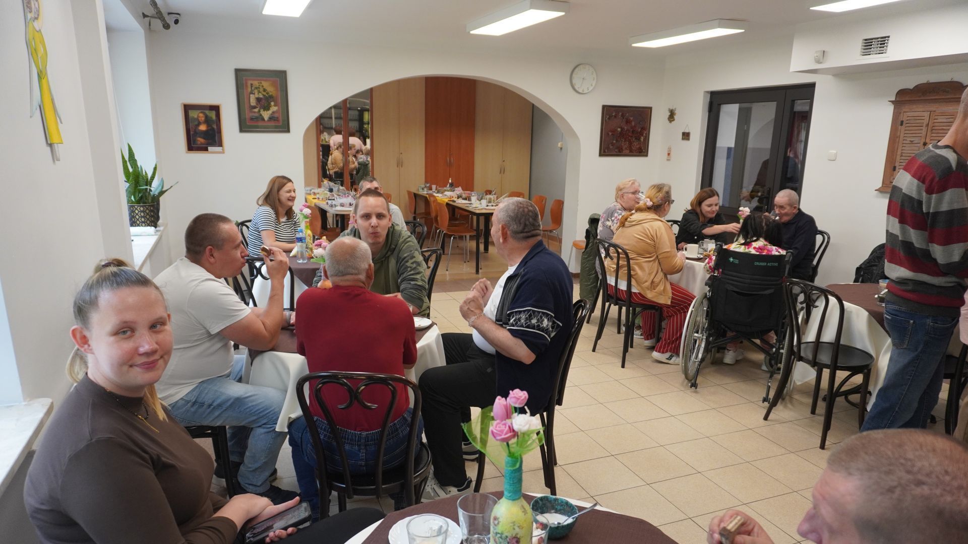 Wspólne picie kawy podczas warsztatów tworzenia świec w ramach projektu ''Jesteśmy dla innych''.