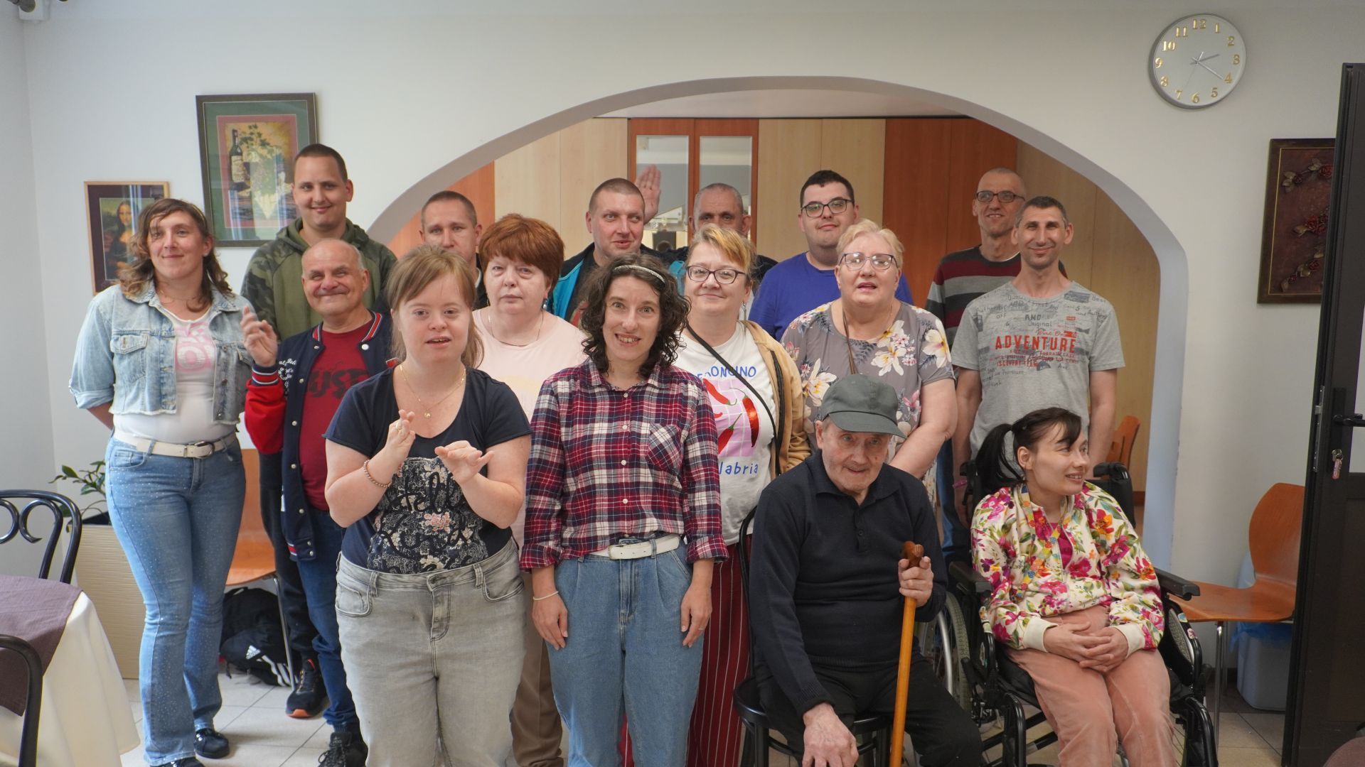 Zdjęcie grupowe uczestników warsztatów tworzenia świec w ramach projektu ''Jesteśmy dla innych''.
