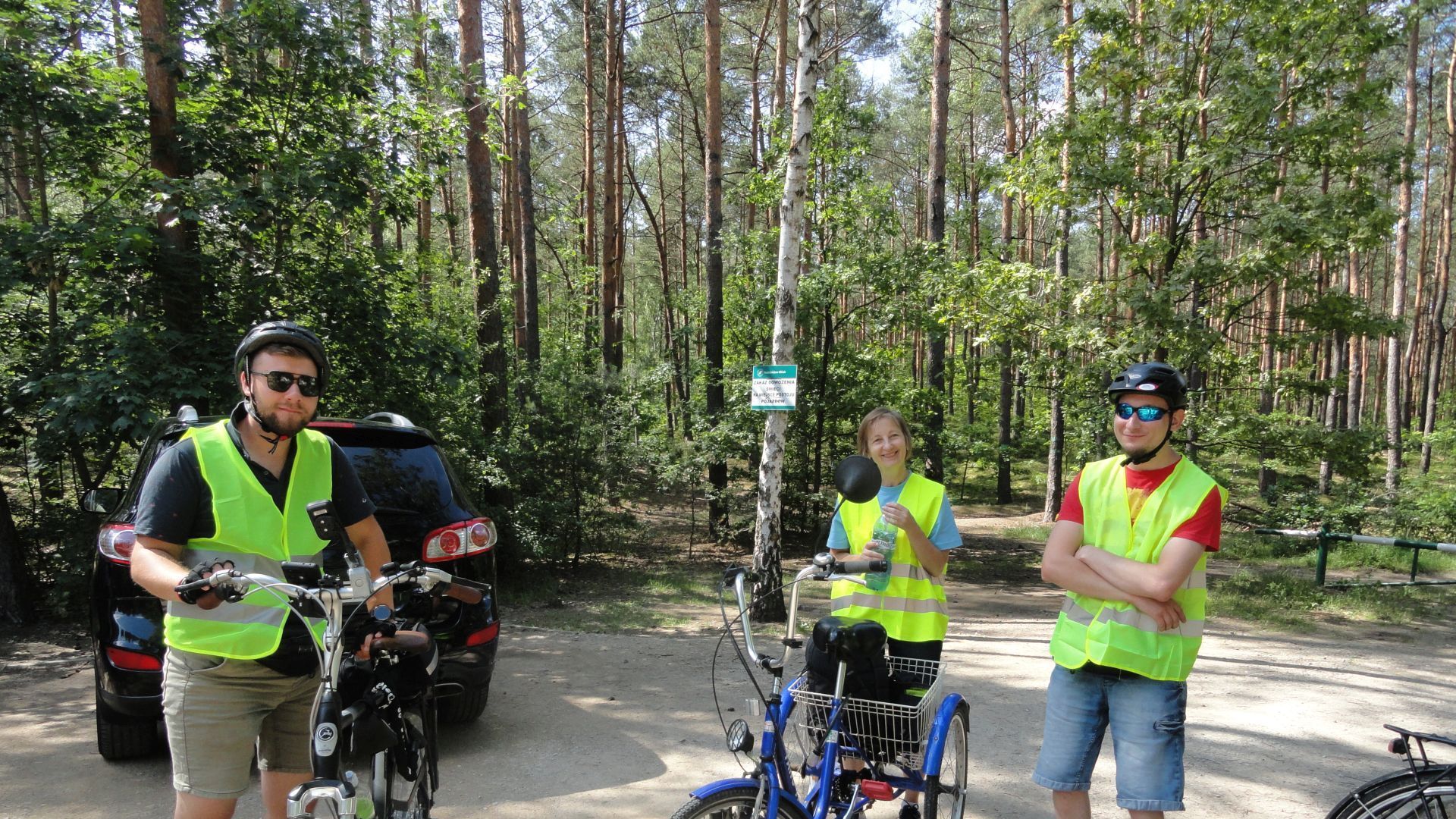 Postój w lesie podczas wycieczki rowerowej.