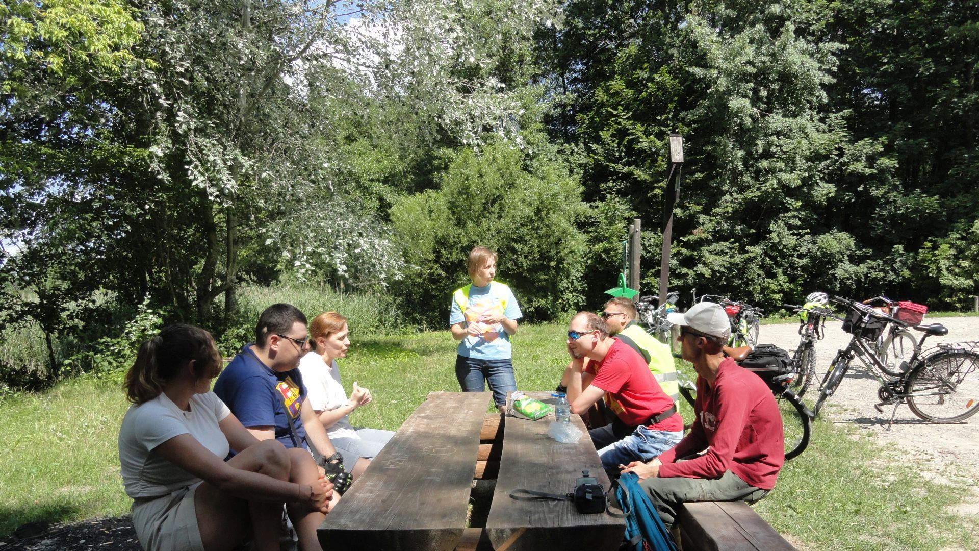 Odpoczynek podczas wycieczki rowerowej w rezerwacie przyrody ''Bagno Pogorzel''.