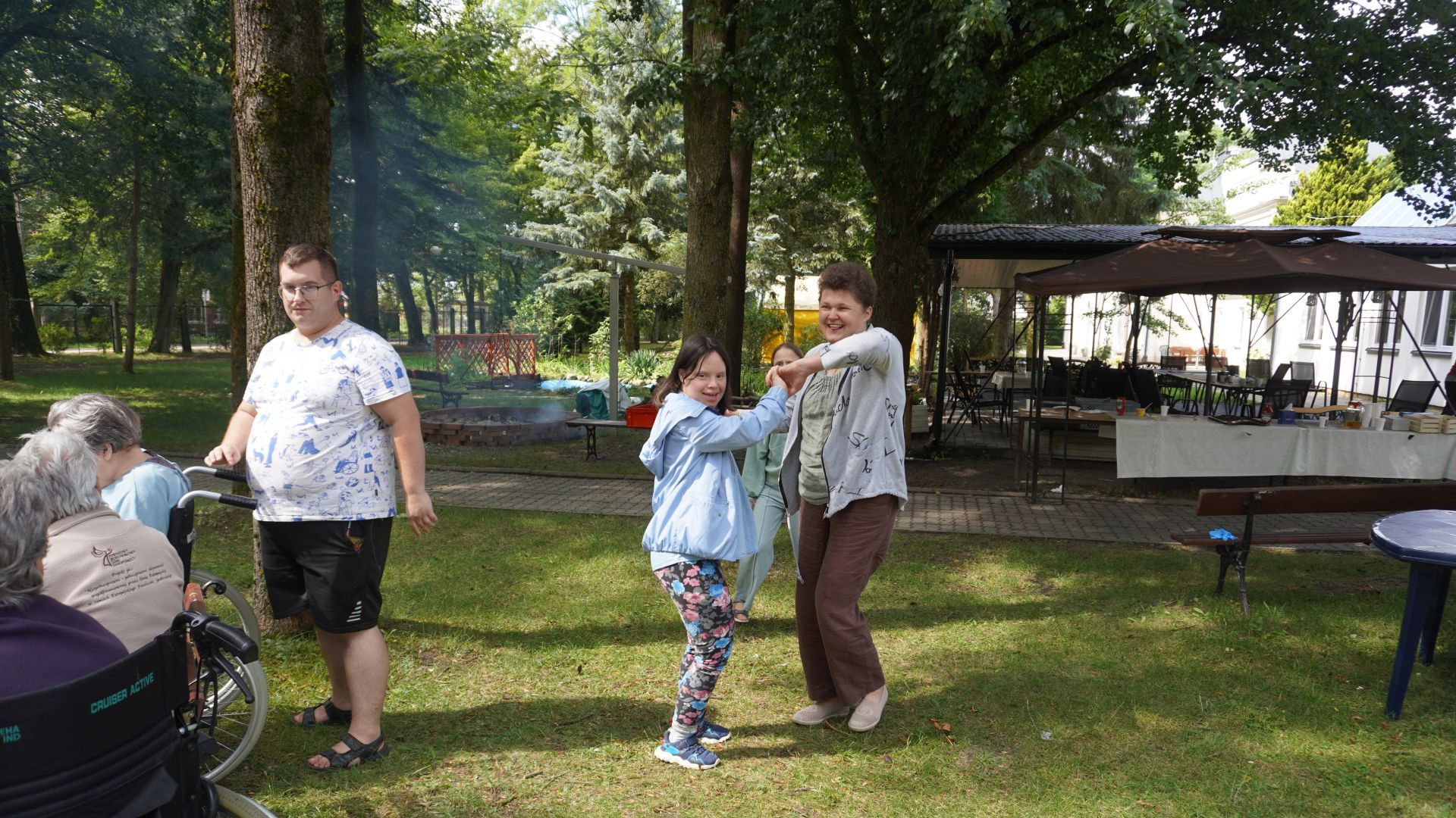 Uczestniczki naszego Domu tańczą podczas grilla w Domu Pomocy Społecznej św. Józefa w Mieni. 