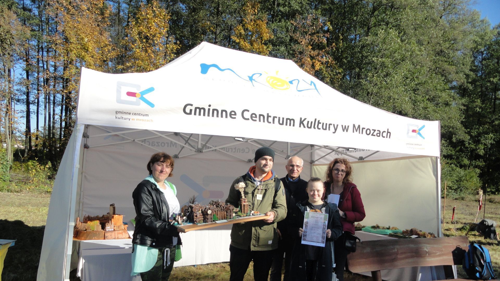 Uczestnicy prezentujący swoją pracę konkursową.