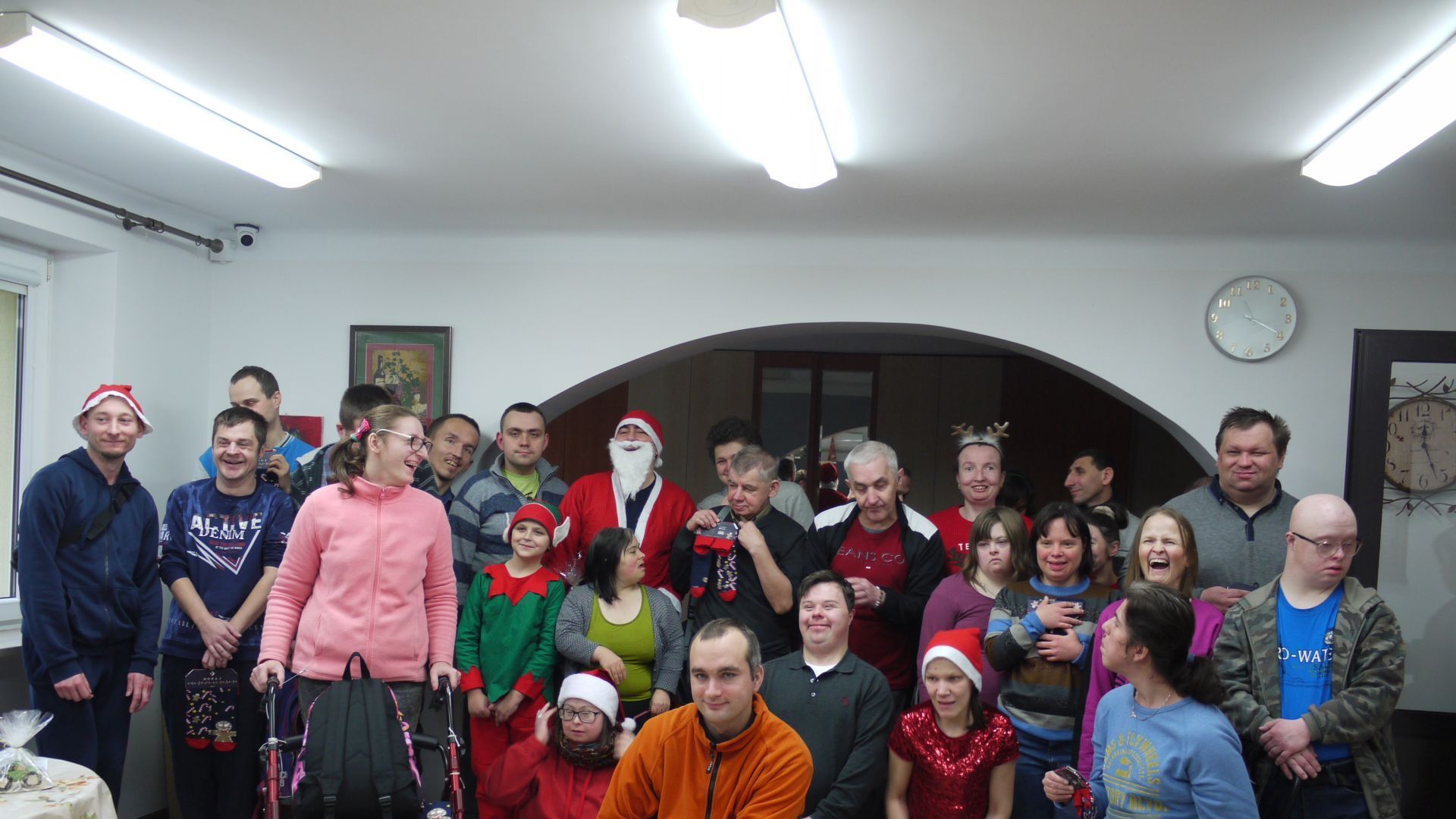 Zdjęcie grupowe ze Świętym Mikołajem.