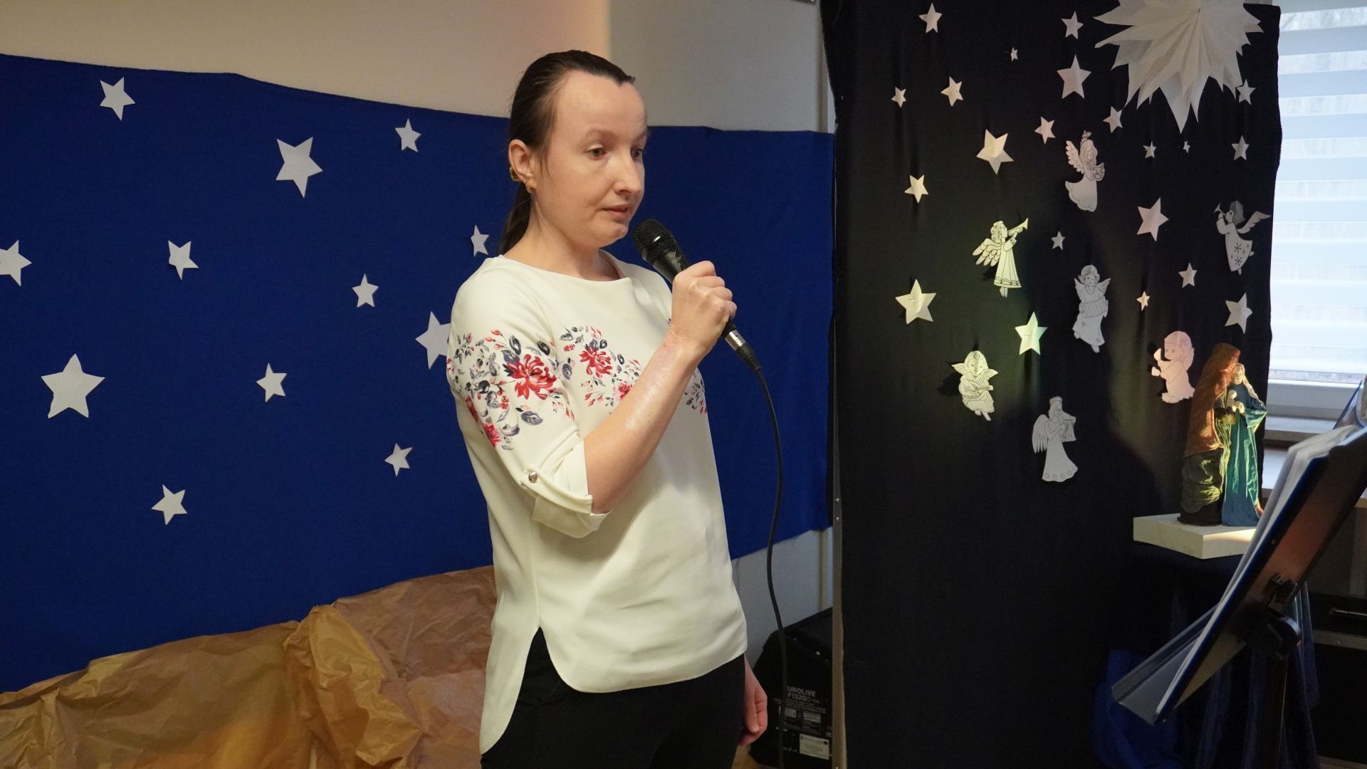 Anna Cz. śpiewa kolędę podczas konkursu kolęd i pastorałek.