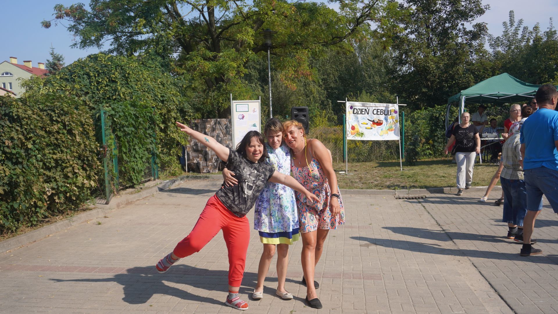 Uczestniczki pozują do zdjęcia podczas imprezy ''Dzień Cebuli''.