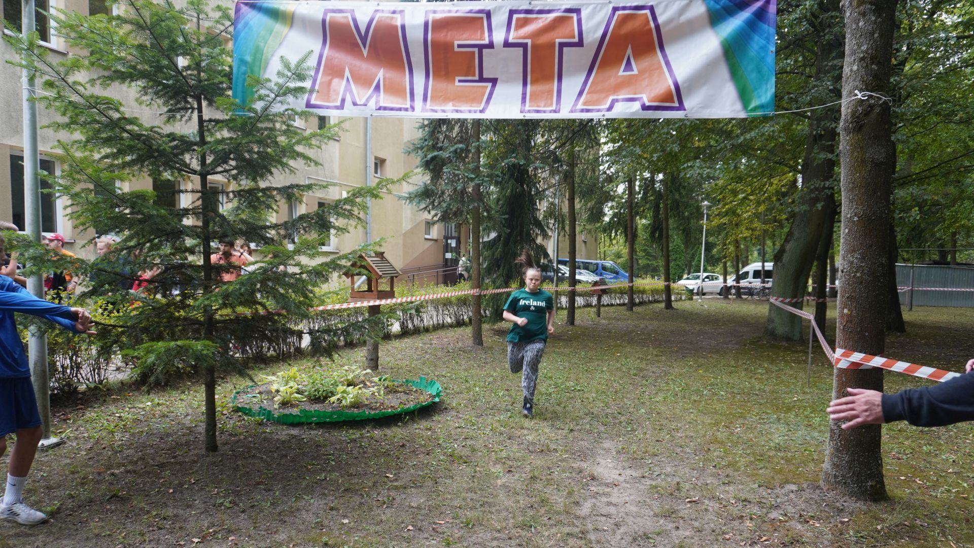 Marta dobiega do mety podczas XXIV Powiatowych Jesiennych Biegów Przełajowych. 