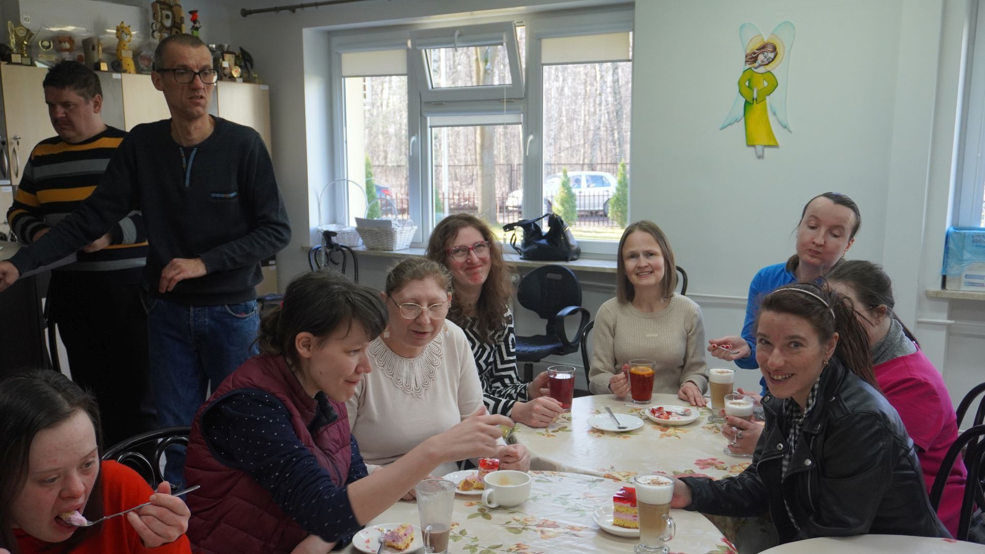 Uczestniczki świętują Dzień Kobiet przy cieście i kawie.