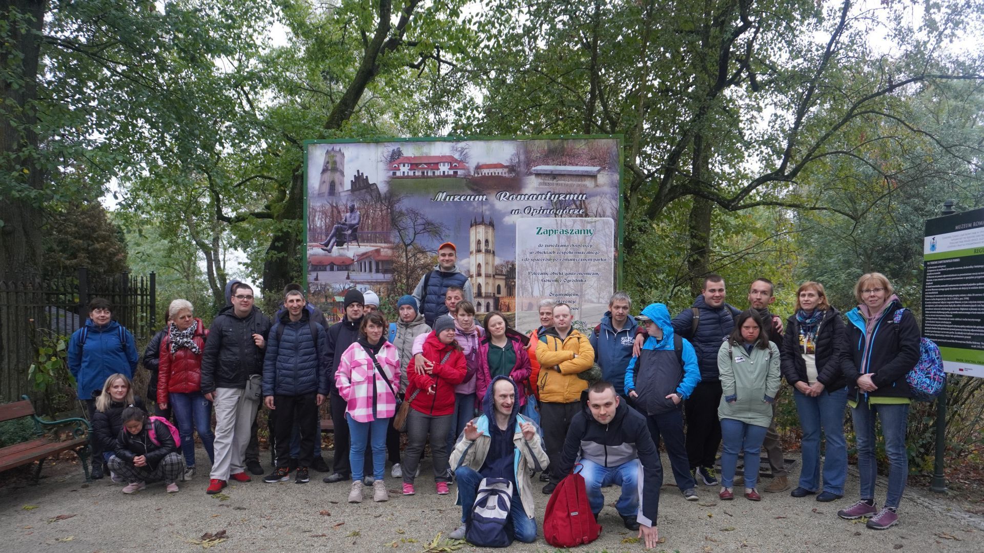 Zdjęcie grupowe uczestników i terapeutów PŚDS w Opinogórze. 