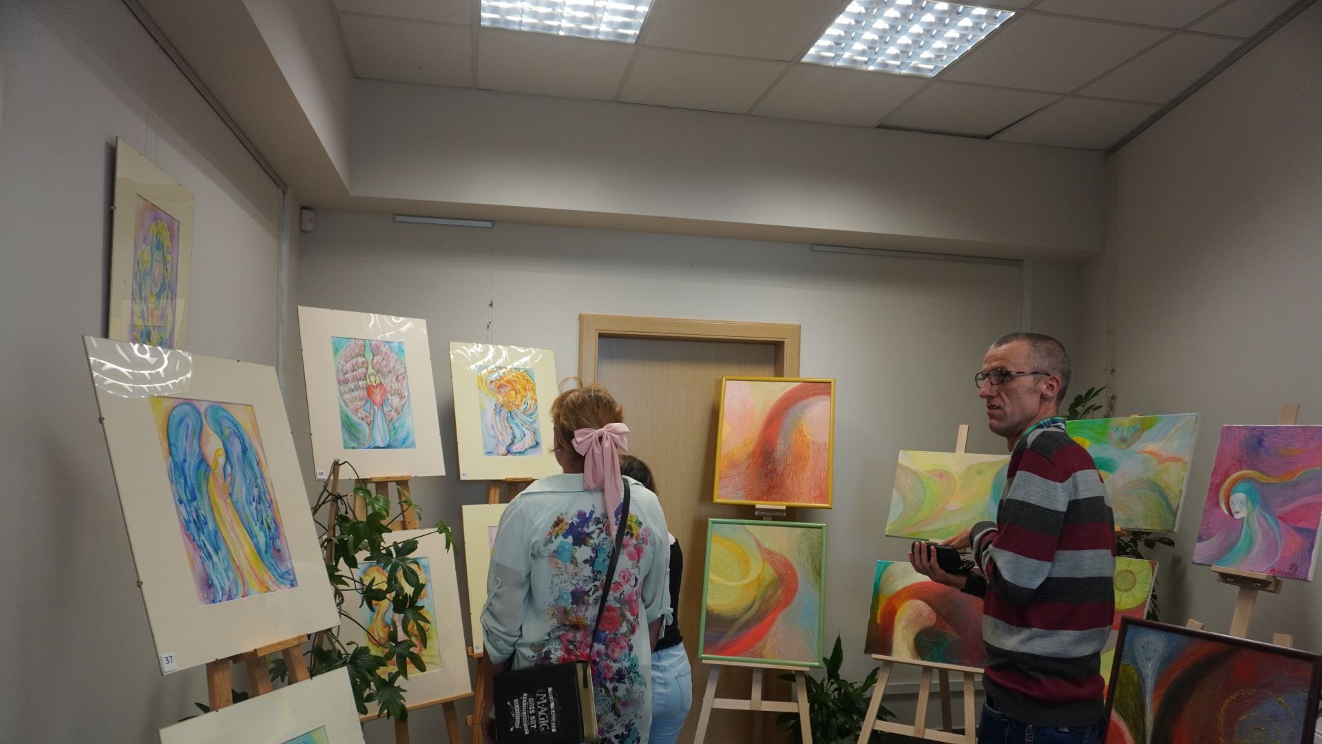 Uczestnicy oglądają wystawę obrazów Anny Kurdej i Małgorzaty Tomkiewicz w Bibliotece Pedagogicznej w Mińsku Mazowieckim.