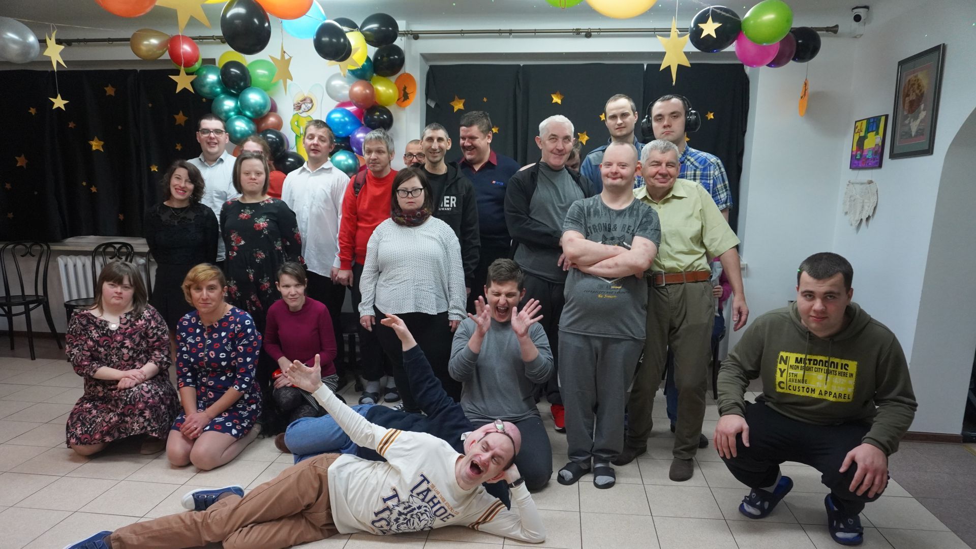 Zdjęcie grupowe uczestników podczas imprezy andrzejkowej.