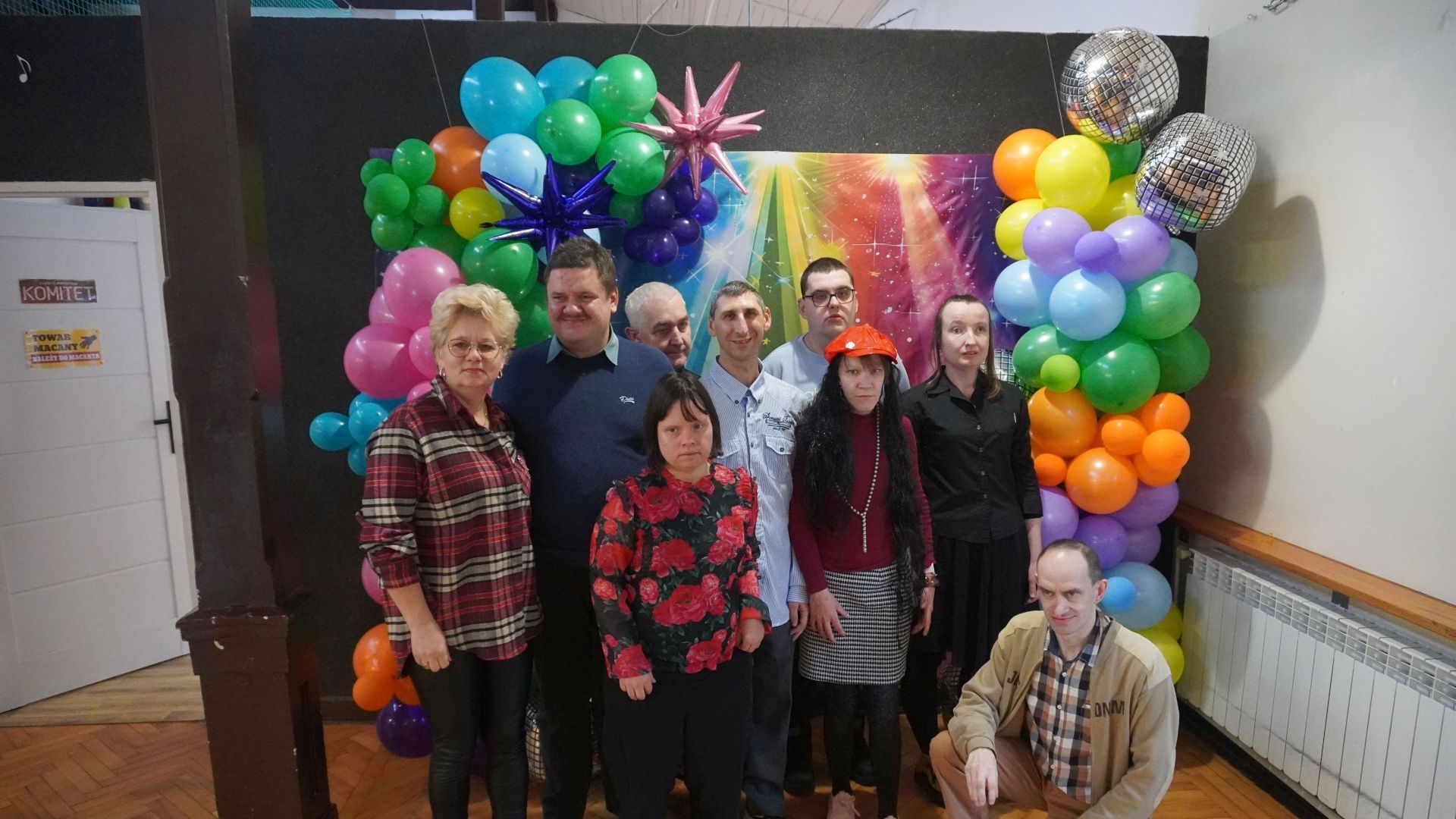 Zdjęcie grupowe uczestników wraz z terapeutą podczas imprezy andrzejkowej w DPS ''Jedlina'' w Mieni.