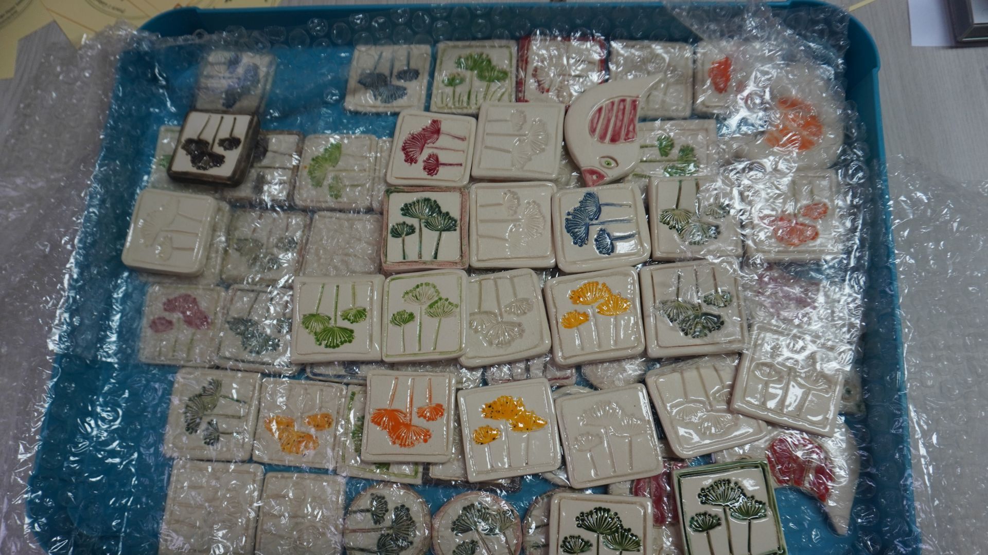 Magnesy ceramiczne przygotowane przez naszych uczestników pod okiem pani Katarzyny Zalewskiej, na 50-lecie Medycznej Szkoły Policealnej w Mińsku Mazowieckim.
