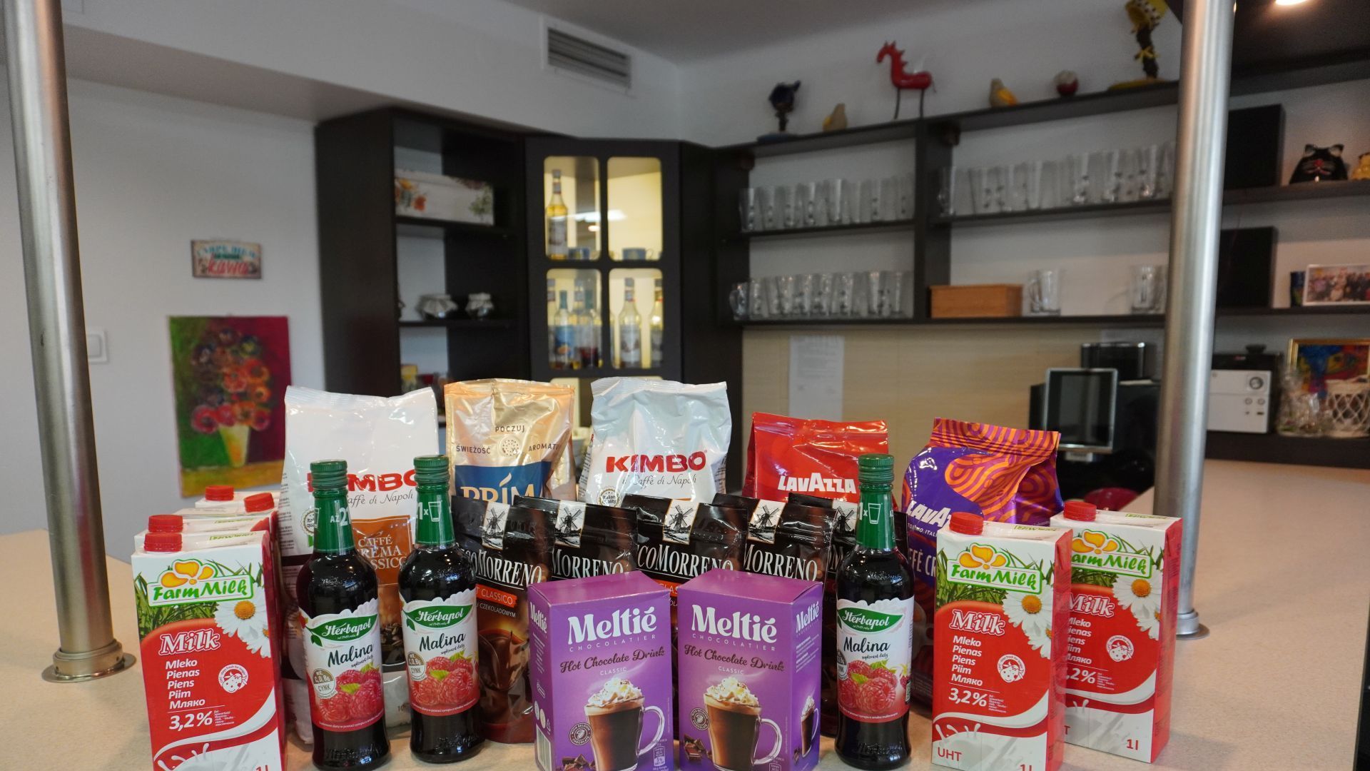 Produkty spożywcze, które dostaliśmy od wolontariuszy ze Szkoły Podstawowej w Kołbieli.