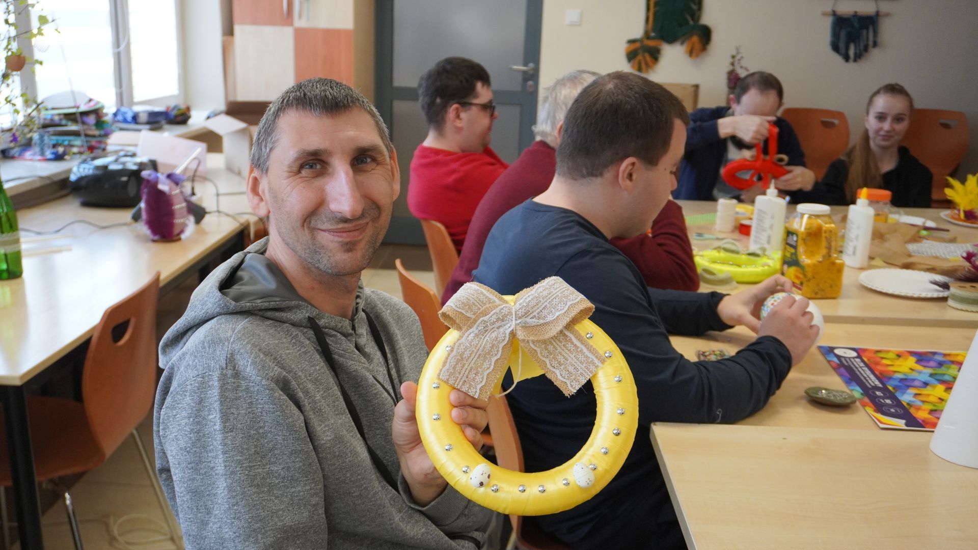 Uczestnik Sebastian prezentuje wianek wielkanocny wykonany podczas warsztatów wielkanocnych 2025.