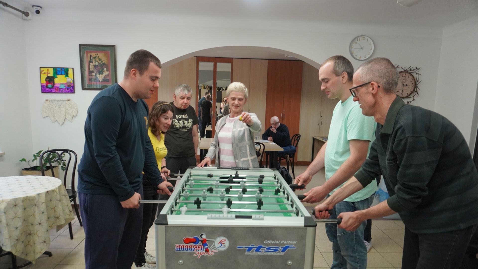 Uczestnicy grają w piłkarzyki stołowe podczas Turnieju Piłkarzyków Stołowych 2025.