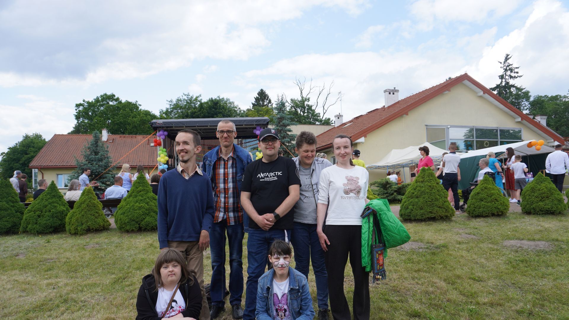 Aktualności: Uczestnicy naszego Domu podczas Rodzinnego Pikniku ''Tęczowa przygoda'' w DPS w Kątach.