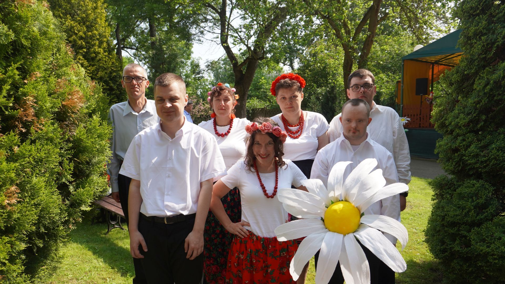 Aktualności: Uczestnicy naszego Domu w ludowych strojach przygotowani do zaśpiewania piosenki 