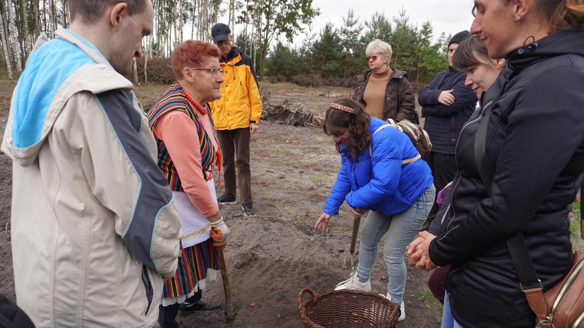 Aktualności: Uczestnicy PŚDS podczas wykopków  w Gospodarstwie Agroturystycznych ''Dolina Bobrów''. 