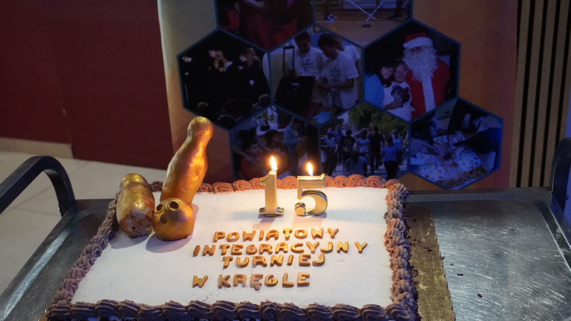 Tort z napisem XV Powiatowy Integracyjny Turniej w Kręgle. Tort z napisem XV Powiatowy Integracyjny Turniej w Kręgle.
