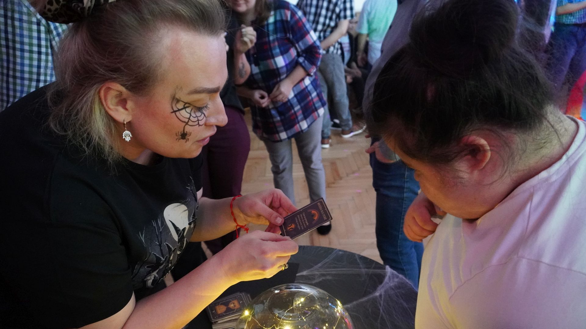 Uczestniczka Aleksandra podczas wróżb andrzejkowych na Andrzejkach w DPS ''Jedlina'' w Mieni. Uczestniczka Aleksandra podczas wróżb andrzejkowych na Andrzejkach w DPS ''Jedlina'' w Mieni.