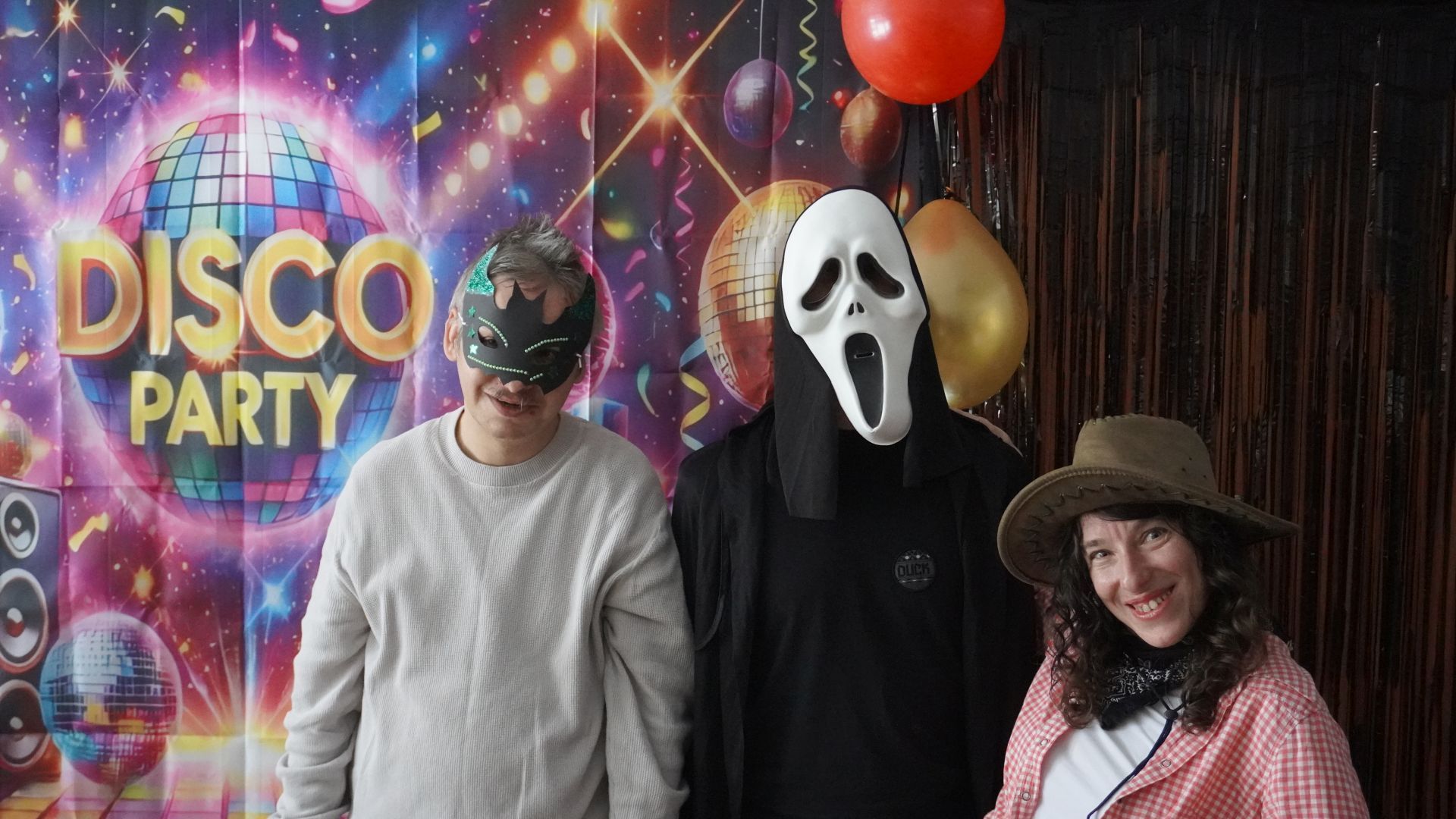 Uczestnicy PŚDS pozują na ściance podczas balu karnawałowego 2026.