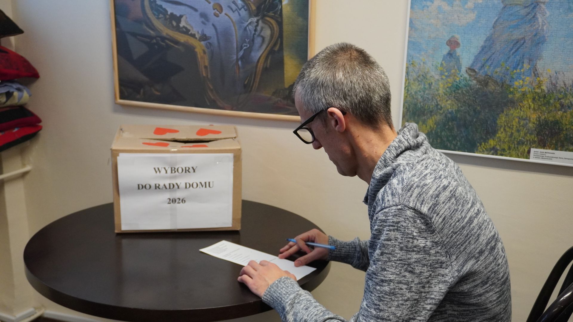 Uczestnik Grzegorz podczas oddawania głosu w wyborach do Rady Domu PŚDS.