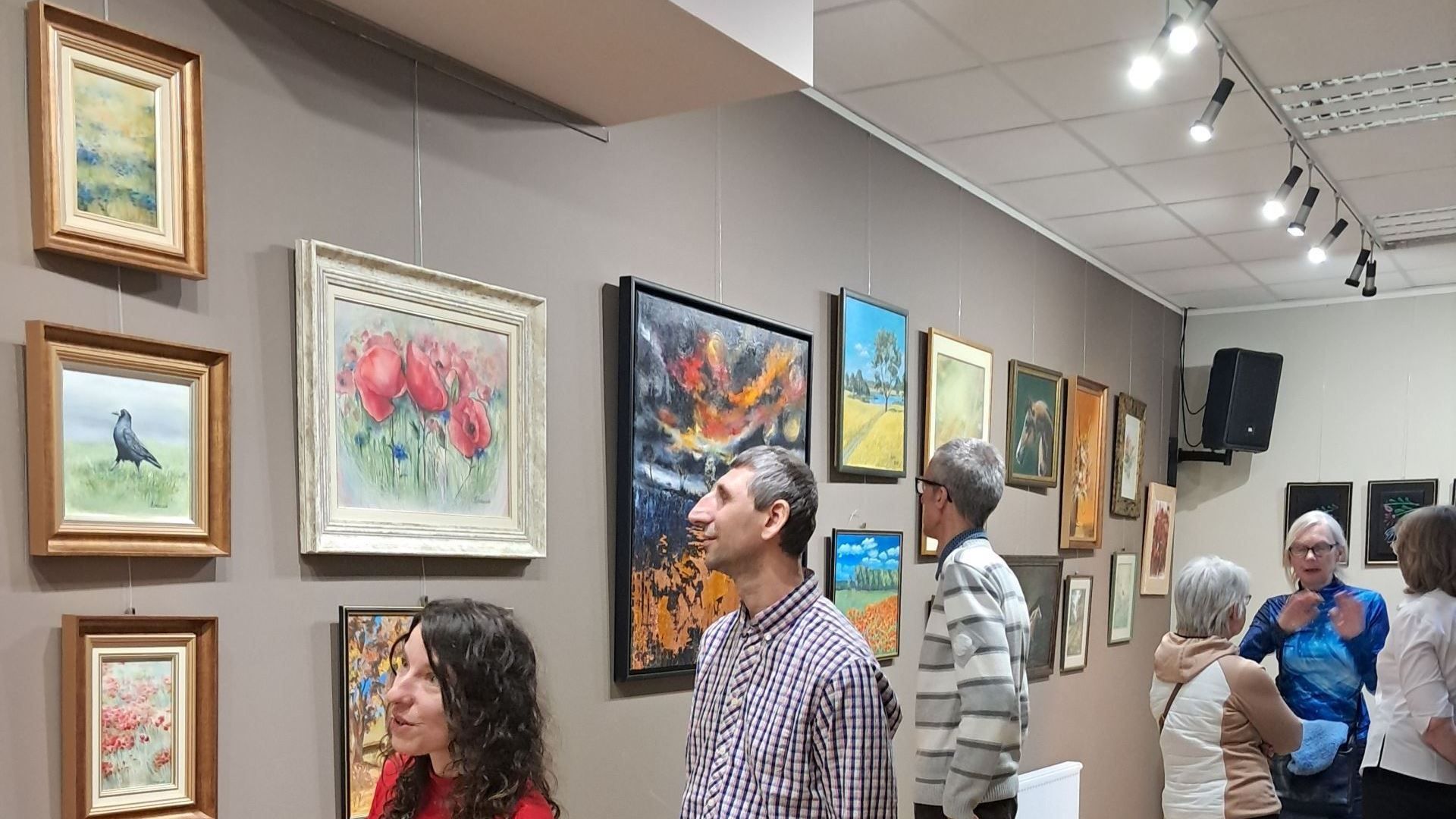 Uczestnicy PŚDS oglądają obrazy na wernisażu wystawy ''Nieprzemijające w tym, co przemija''.