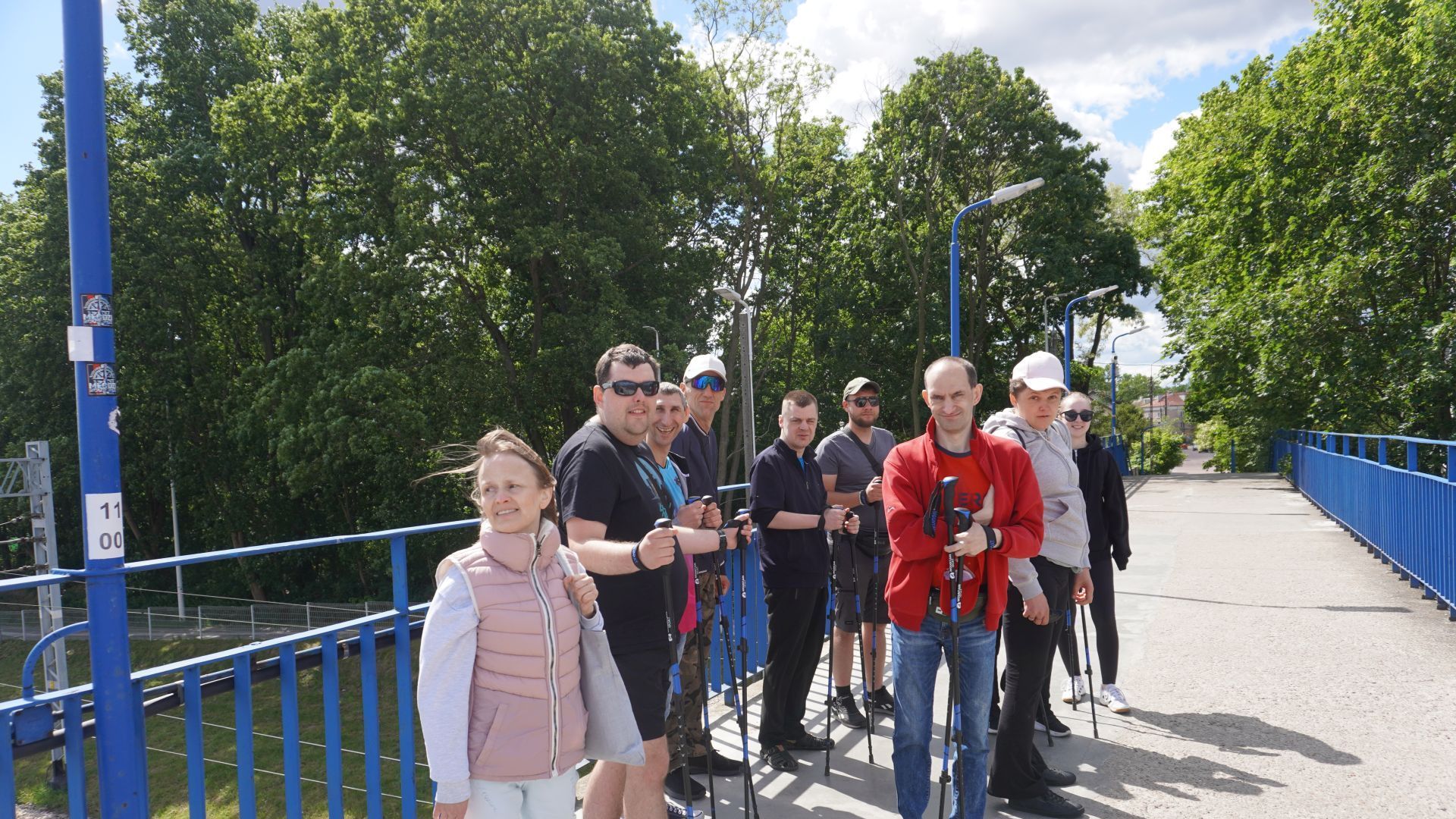 Aktualności: Uczestnicy wraz z terapeutą podczas spaceru z kijkami Nordic Walking.
